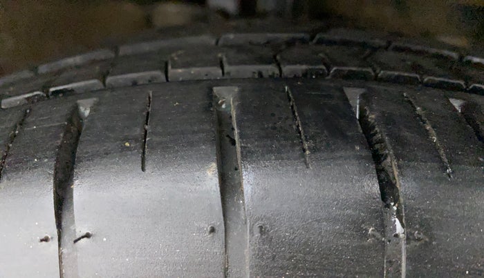 2013 Maruti Ertiga ZDI, Diesel, Manual, 42,942 km, Right Front Tyre Tread