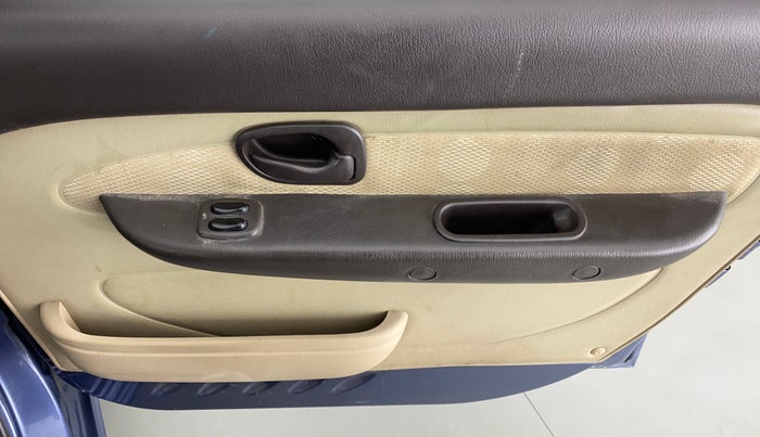 2012 Hyundai Santro Xing GL PLUS, Petrol, Manual, 24,972 km, Driver Side Door Panels Control
