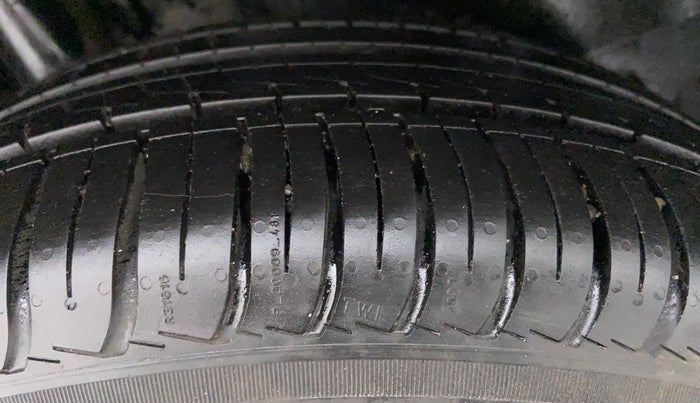 2011 Volkswagen Vento HIGHLINE DIESEL, Diesel, Manual, 1,76,467 km, Right Rear Tyre Tread
