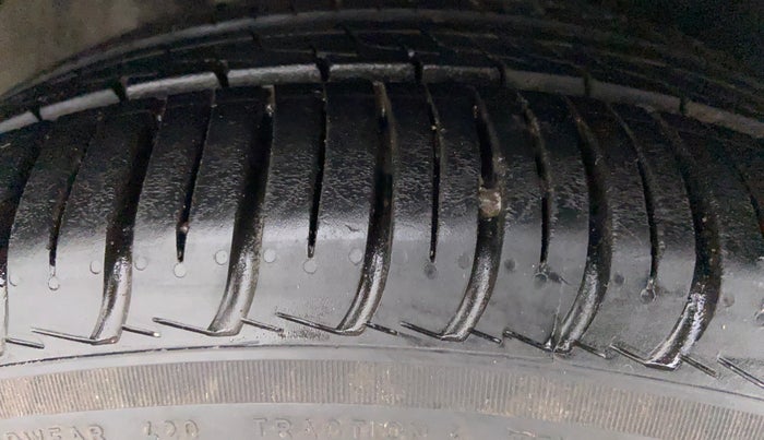 2011 Volkswagen Vento HIGHLINE DIESEL, Diesel, Manual, 1,76,467 km, Right Front Tyre Tread