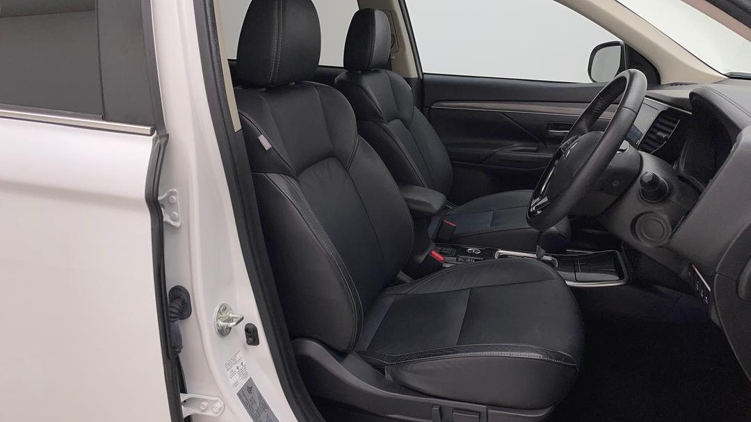 2019 Mitsubishi Outlander Exceed 7 Seat (awd), Automatic, 71473 km, Right Side Front Door Cabin View