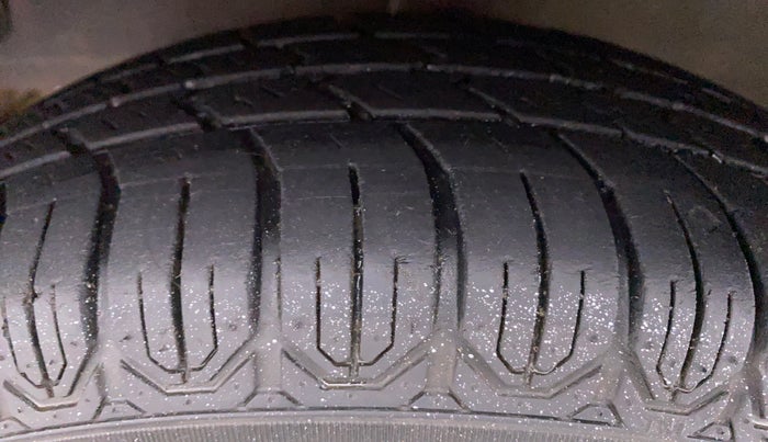 2015 Hyundai Eon ERA PLUS, Petrol, Manual, 76,856 km, Left Front Tyre Tread