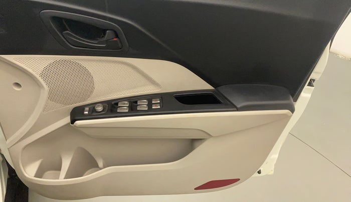 2021 Mahindra XUV300 W6 1.2 PETROL AMT, Petrol, Automatic, 17,985 km, Driver Side Door Panels Control