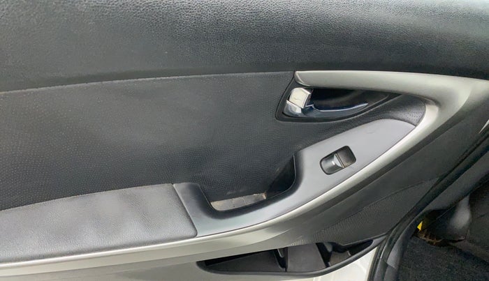 2015 Hyundai New Elantra SX 1.8 MT, Petrol, Manual, 93,946 km, Left rear window switch / handle - Switch/handle not functional