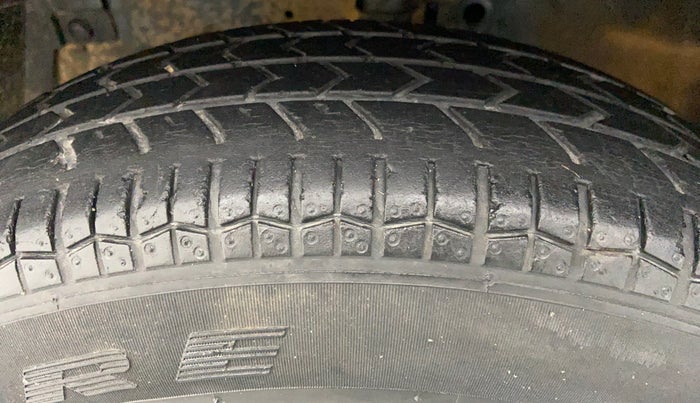 2014 Maruti Swift VXI D, Petrol, Manual, 65,564 km, Left Front Tyre Tread