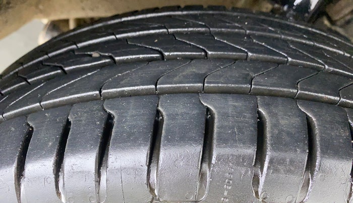 2018 Mahindra Kuv100 K2 TRIP CNG, CNG, Manual, 79,577 km, Right Front Tyre Tread