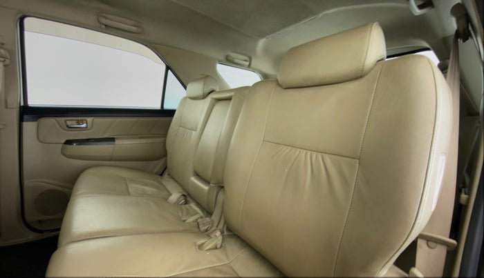 2015 Toyota Fortuner 3.0 MT 4X2, Diesel, Manual, 50,357 km, Right Side Rear Door Cabin
