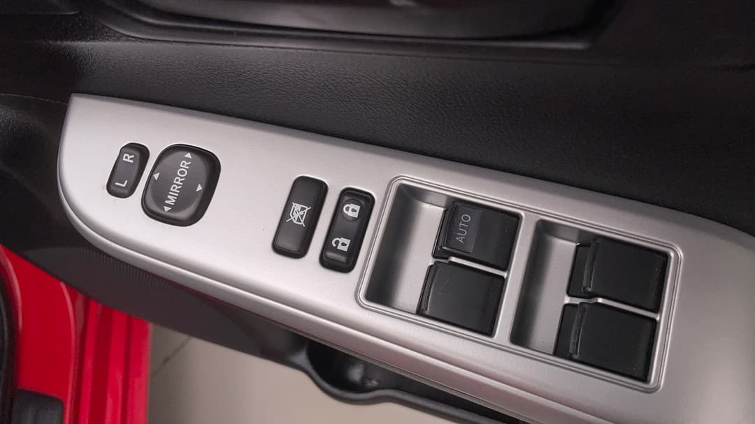 2017 Toyota Camry Rz S.e., Automatic, 111371 km, Drivers Side Door Panel Controls