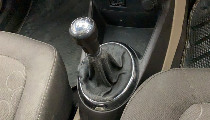 2011 Hyundai i20 SPORTZ (O) 1.2, Petrol, Manual, 75,189 km, Gear lever - Boot cover slightly torn
