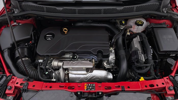 Opel Astra-Engine Bonet View