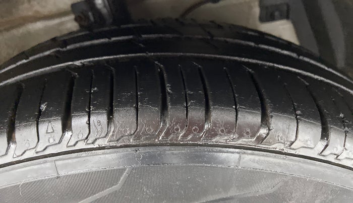 2015 Maruti Ciaz ZDI, Diesel, Manual, 62,245 km, Right Front Tyre Tread