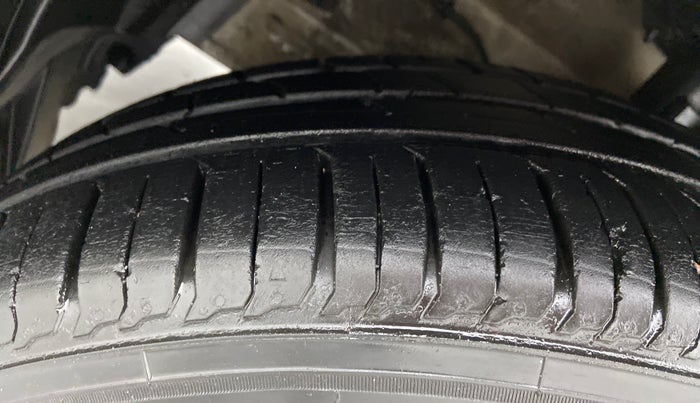 2015 Maruti Ciaz ZDI, Diesel, Manual, 62,245 km, Left Front Tyre Tread