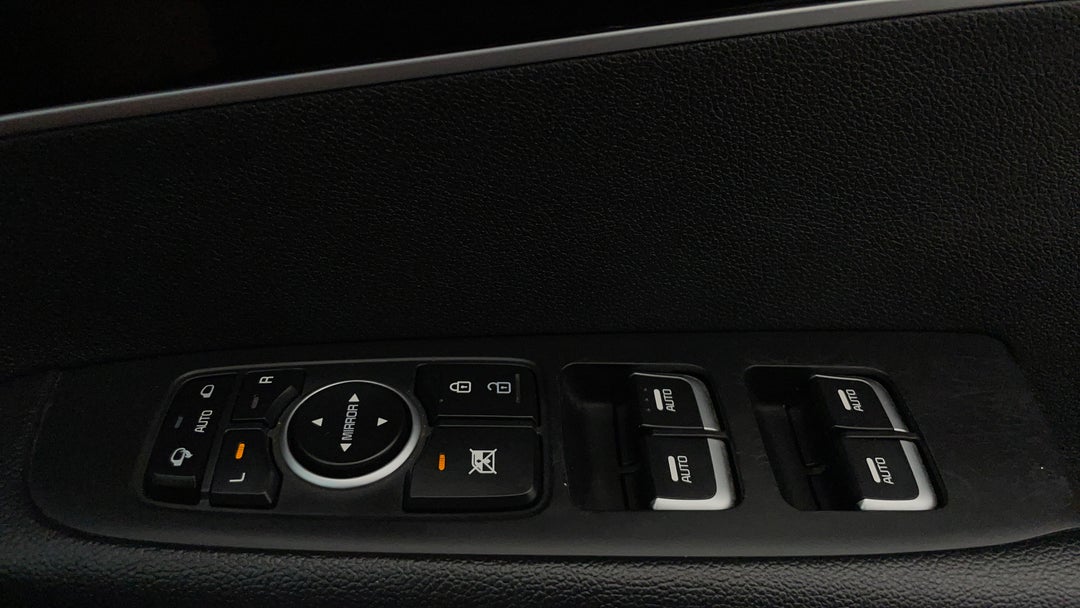 2019 Kia Sorento Sport (4x4), Automatic, 105515 km, Drivers Side Door Panel Controls