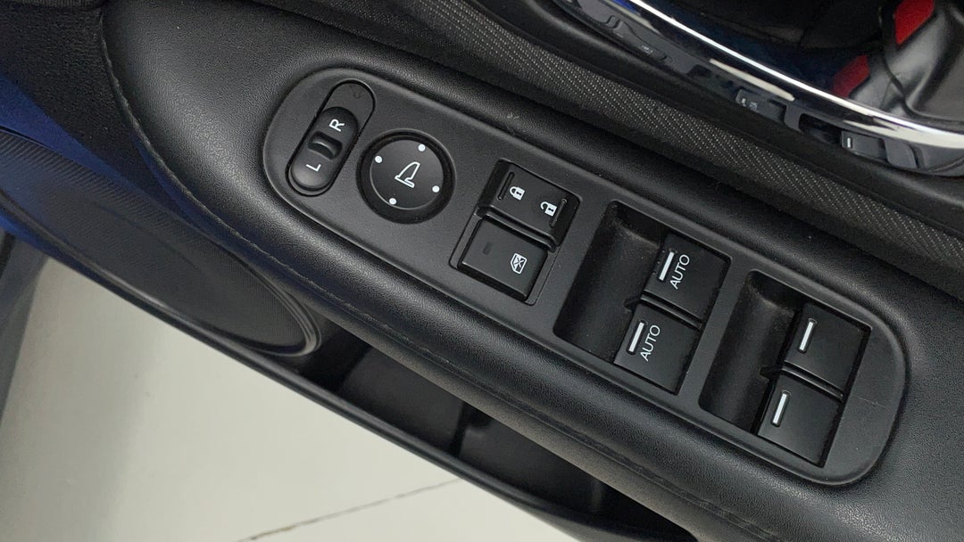 2021 Honda HR-V Vti, Automatic, 64787 km, Drivers Side Door Panel Controls