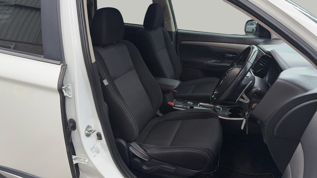 2017 Mitsubishi Outlander Ls Safety Pack (4x4) 7 Seats, Automatic, 144101 km, Right Side Front Door Cabin View