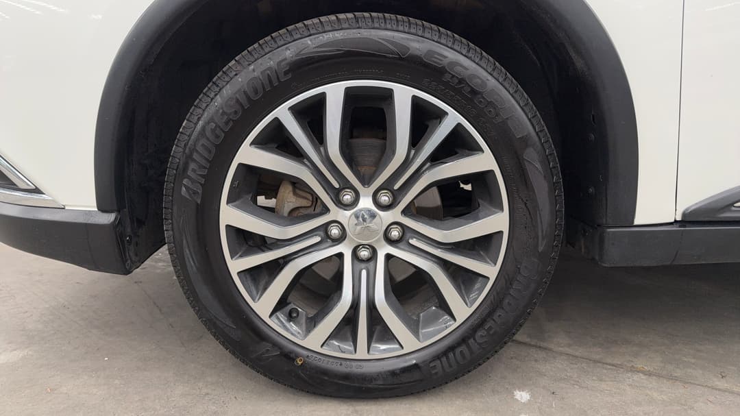 2017 Mitsubishi Outlander Ls Safety Pack (4x4) 7 Seats, Automatic, 144101 km, Left Front Wheel