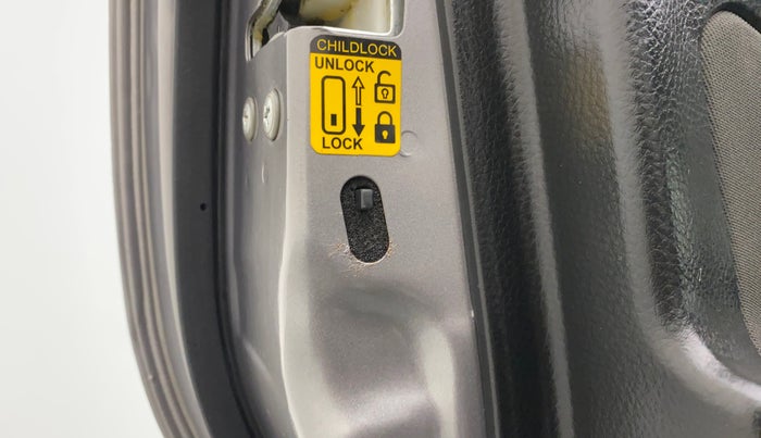 2014 Maruti Swift VXI, Petrol, Manual, 65,961 km, Rear left door - Slight discoloration