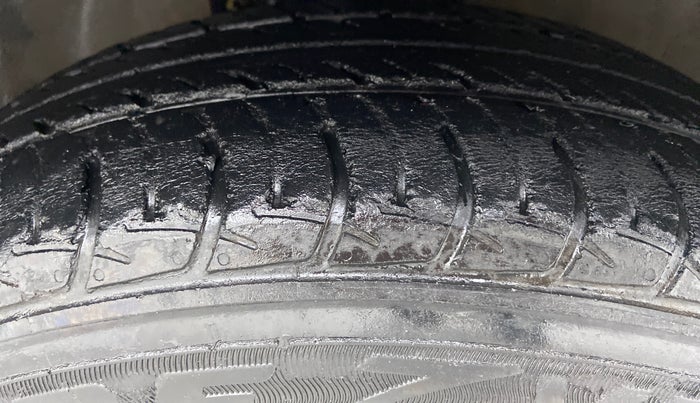 2015 Maruti Celerio VXI AT, Petrol, Automatic, 1,21,969 km, Right Front Tyre Tread