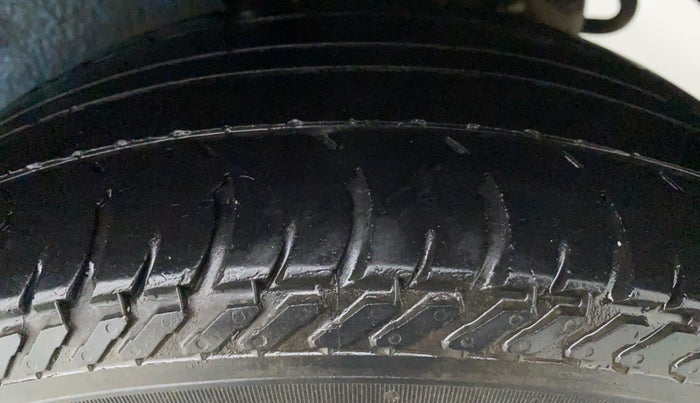 2015 Maruti Celerio VXI CNG D, CNG, Manual, 61,421 km, Left Front Tyre Tread