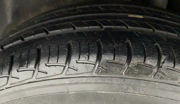 2016 Maruti Ciaz VXI+, Petrol, Manual, 49,187 km, Left Rear Tyre Tread