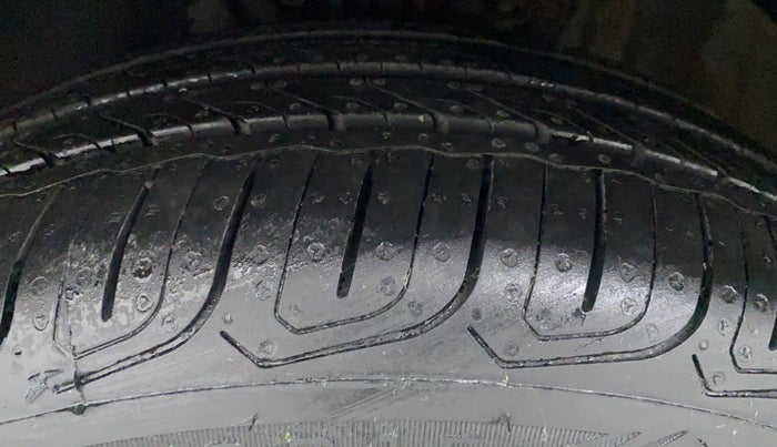 2011 Volkswagen Vento HIGHLINE PETROL, Petrol, Manual, 28,489 km, Right Front Tyre Tread
