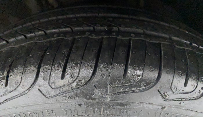 2011 Volkswagen Vento HIGHLINE PETROL, Petrol, Manual, 28,489 km, Left Front Tyre Tread