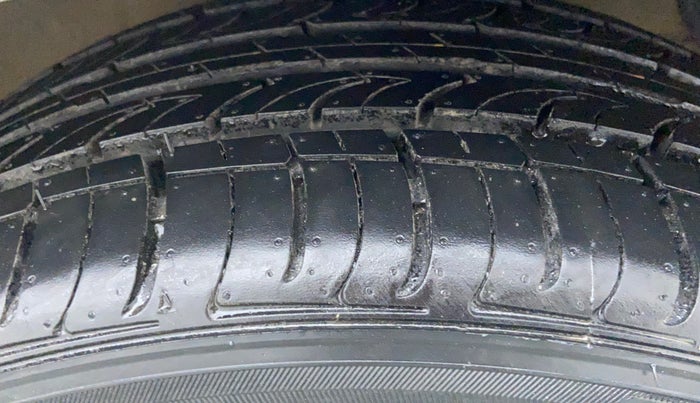 2014 Hyundai Xcent S 1.2, Petrol, Manual, 1,01,135 km, Right Front Tyre Tread