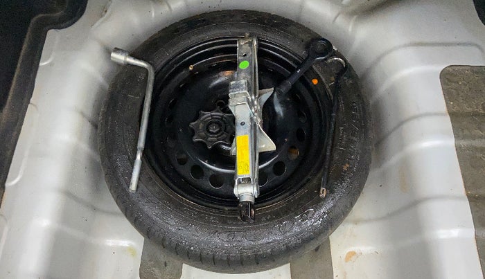2014 Hyundai Xcent S 1.2, Petrol, Manual, 1,01,135 km, Dicky (Boot door) - Tool missing