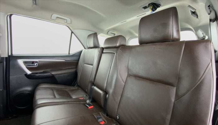 2020 Toyota Fortuner 2.8 4x2 MT, Diesel, Manual, 35,958 km, Right Side Rear Door Cabin