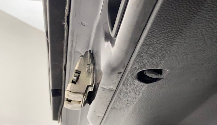 2015 Maruti Swift VXI, Petrol, Manual, 71,706 km, Dicky (Boot door) - Trim lock has minor damage