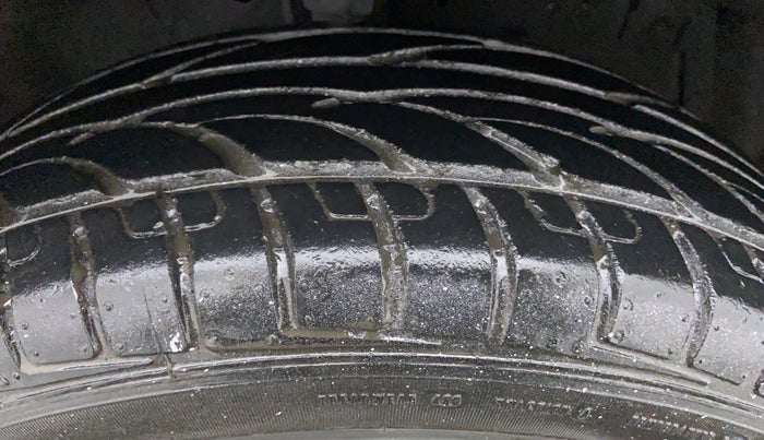 2015 Maruti Swift VXI, Petrol, Manual, 71,706 km, Right Front Tyre Tread
