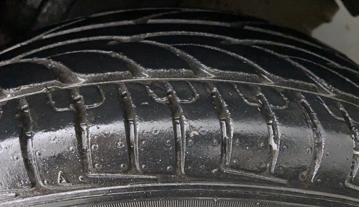 2015 Maruti Swift VXI, Petrol, Manual, 71,706 km, Left Rear Tyre Tread