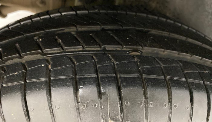 2015 Maruti Swift VXI D, Petrol, Manual, 61,014 km, Right Rear Tyre Tread