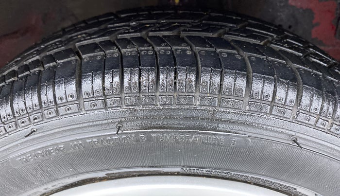 2015 Hyundai Eon MAGNA PLUS, Petrol, Manual, 62,307 km, Right Front Tyre Tread