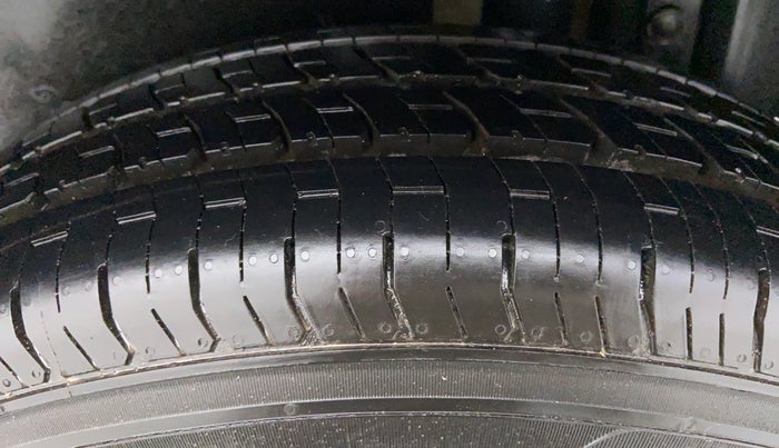 2013 Maruti Swift VXI D, Petrol, Manual, 45,518 km, Left Rear Tyre Tread
