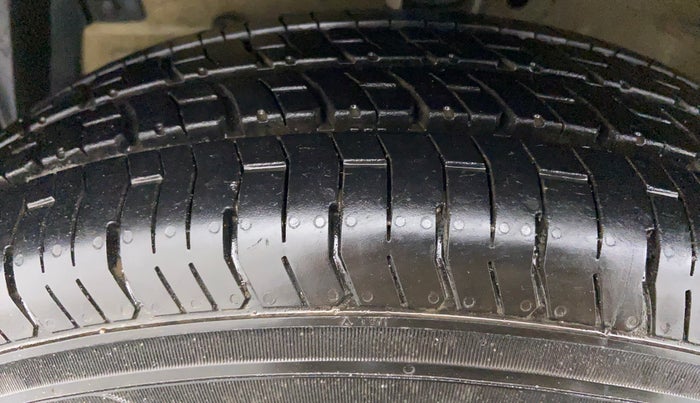 2013 Maruti Swift VXI D, Petrol, Manual, 45,518 km, Left Front Tyre Tread
