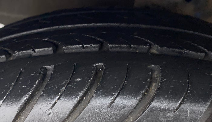2017 Hyundai Eon ERA +, Petrol, Manual, 37,111 km, Left Front Tyre Tread