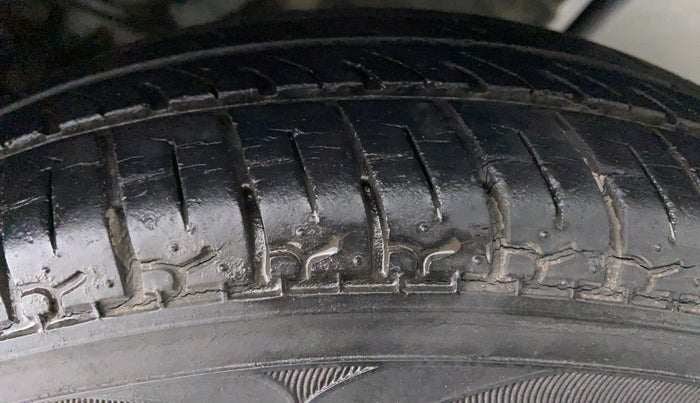 2015 Hyundai Eon ERA PLUS, Petrol, Manual, 24,073 km, Left Rear Tyre Tread
