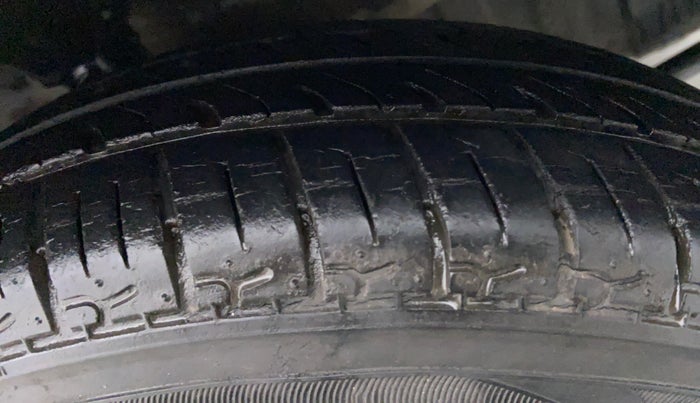 2015 Hyundai Eon ERA PLUS, Petrol, Manual, 24,073 km, Left Front Tyre Tread