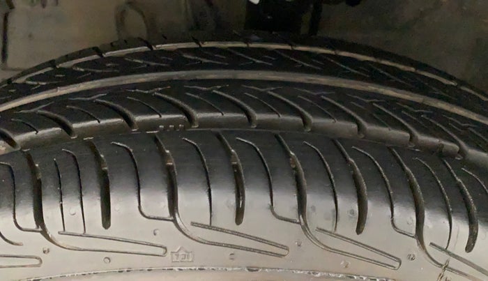 2017 Maruti Swift VXI O, Petrol, Manual, 59,084 km, Left Front Tyre Tread