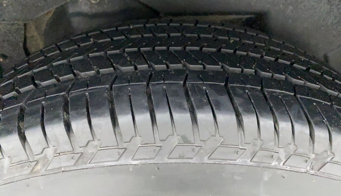 2020 Mahindra XUV500 W5, Diesel, Manual, 28,713 km, Right Rear Tyre Tread