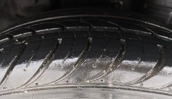 2014 Hyundai Eon MAGNA PLUS, Petrol, Manual, 23,965 km, Left Rear Tyre Tread