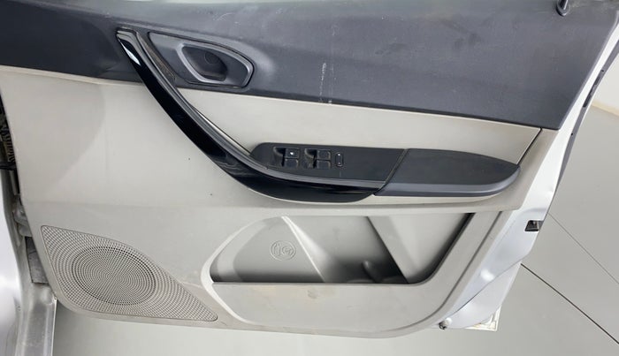 2018 Tata Tiago XT 1.2 REVOTRON, CNG, Manual, 7,414 km, Driver Side Door Panels Control