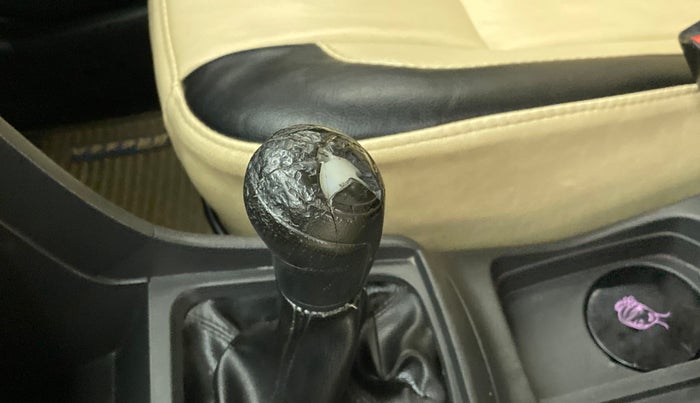 2016 Maruti Vitara Brezza LDI OPT, Diesel, Manual, 94,736 km, Gear lever - Knob has minor damage