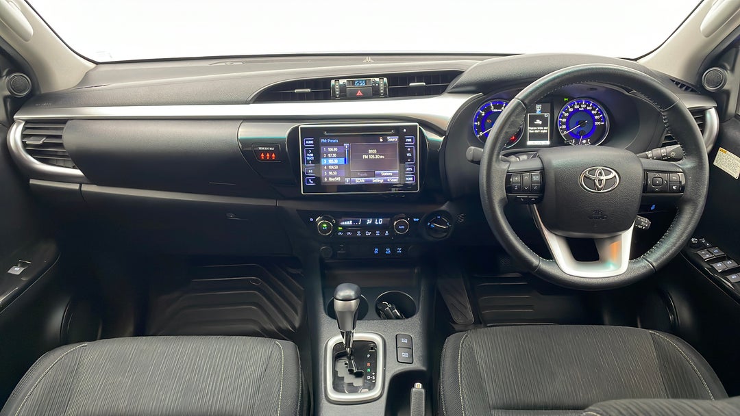 2016 Toyota Hilux Sr5 (4x4), Automatic, 100383 km, Dashboard View