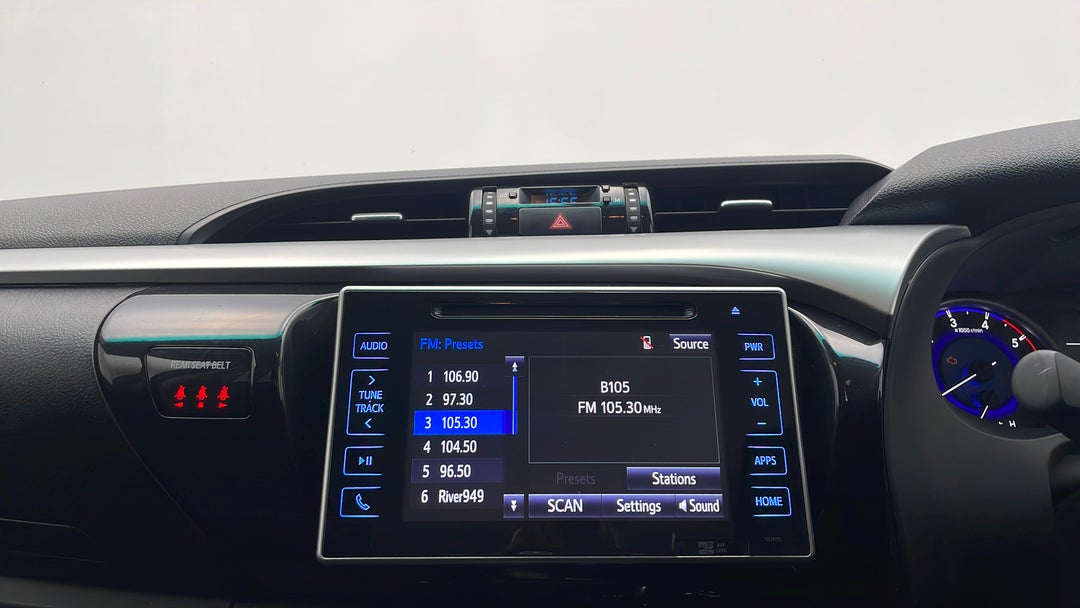 2016 Toyota Hilux Sr5 (4x4), Automatic, 100383 km, Infotainment System