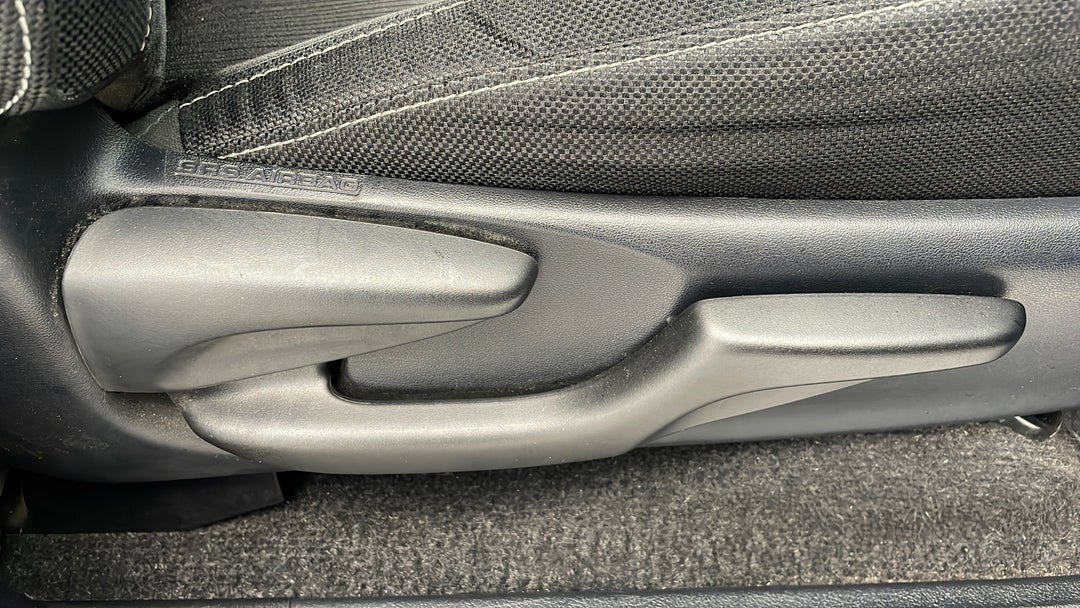 2016 Toyota Hilux Sr5 (4x4), Automatic, 100383 km, Drivers Side Adjustment Panel