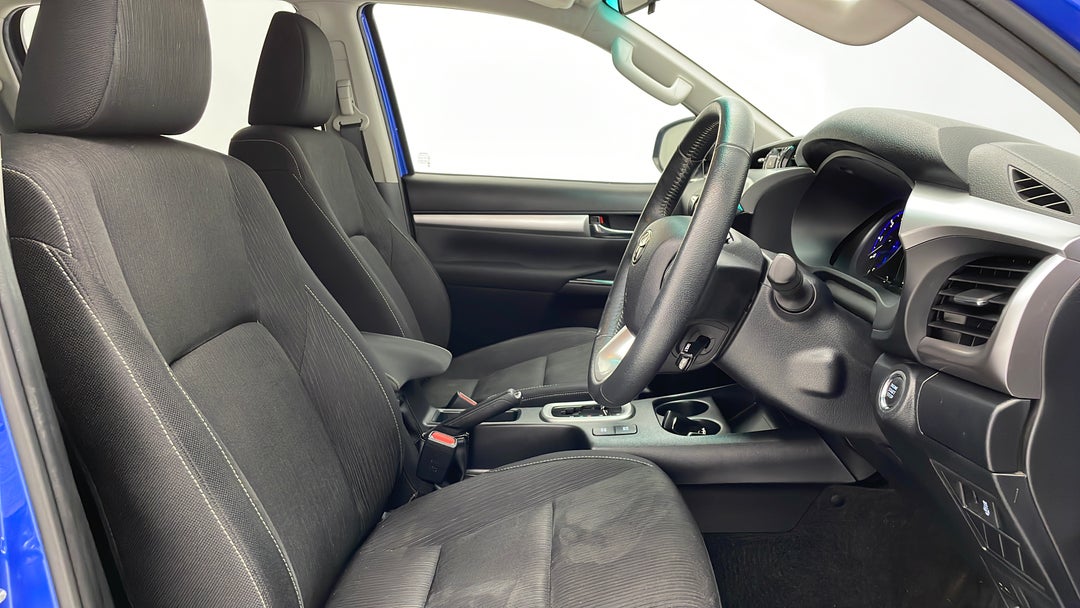 2016 Toyota Hilux Sr5 (4x4), Automatic, 100383 km, Right Side Front Door Cabin View