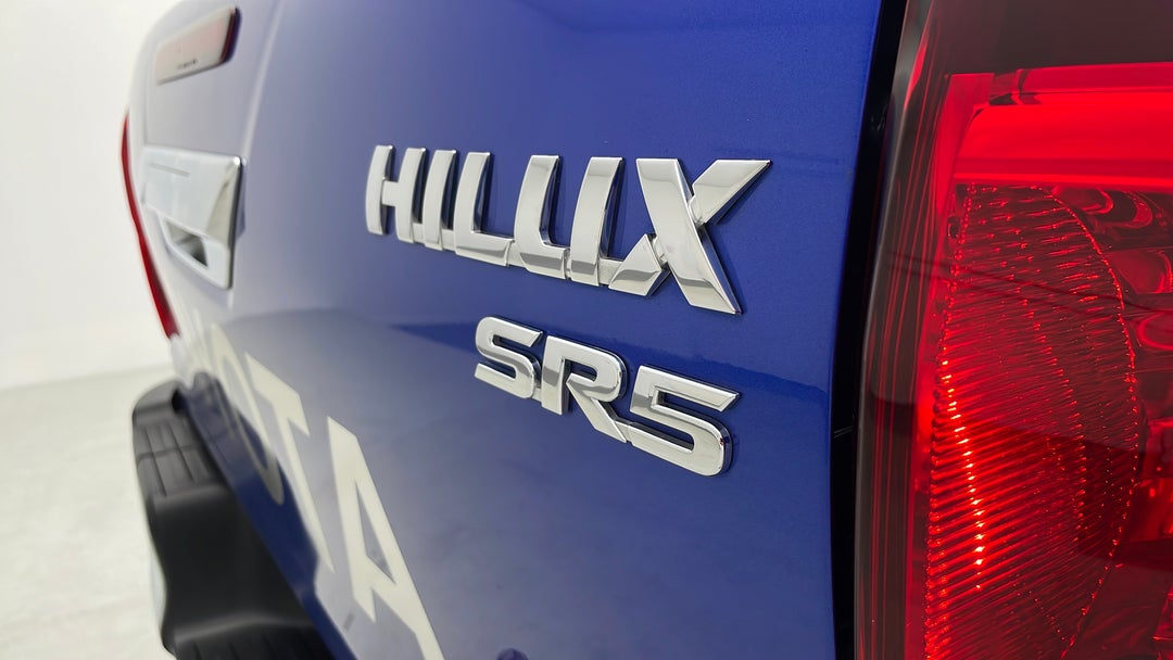2016 Toyota Hilux Sr5 (4x4), Automatic, 100383 km, Badge (Boot Right Side)
