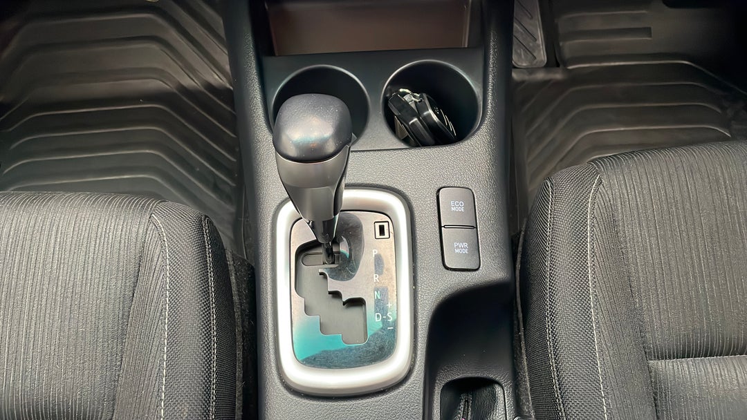 2016 Toyota Hilux Sr5 (4x4), Automatic, 100383 km, Gear Lever 